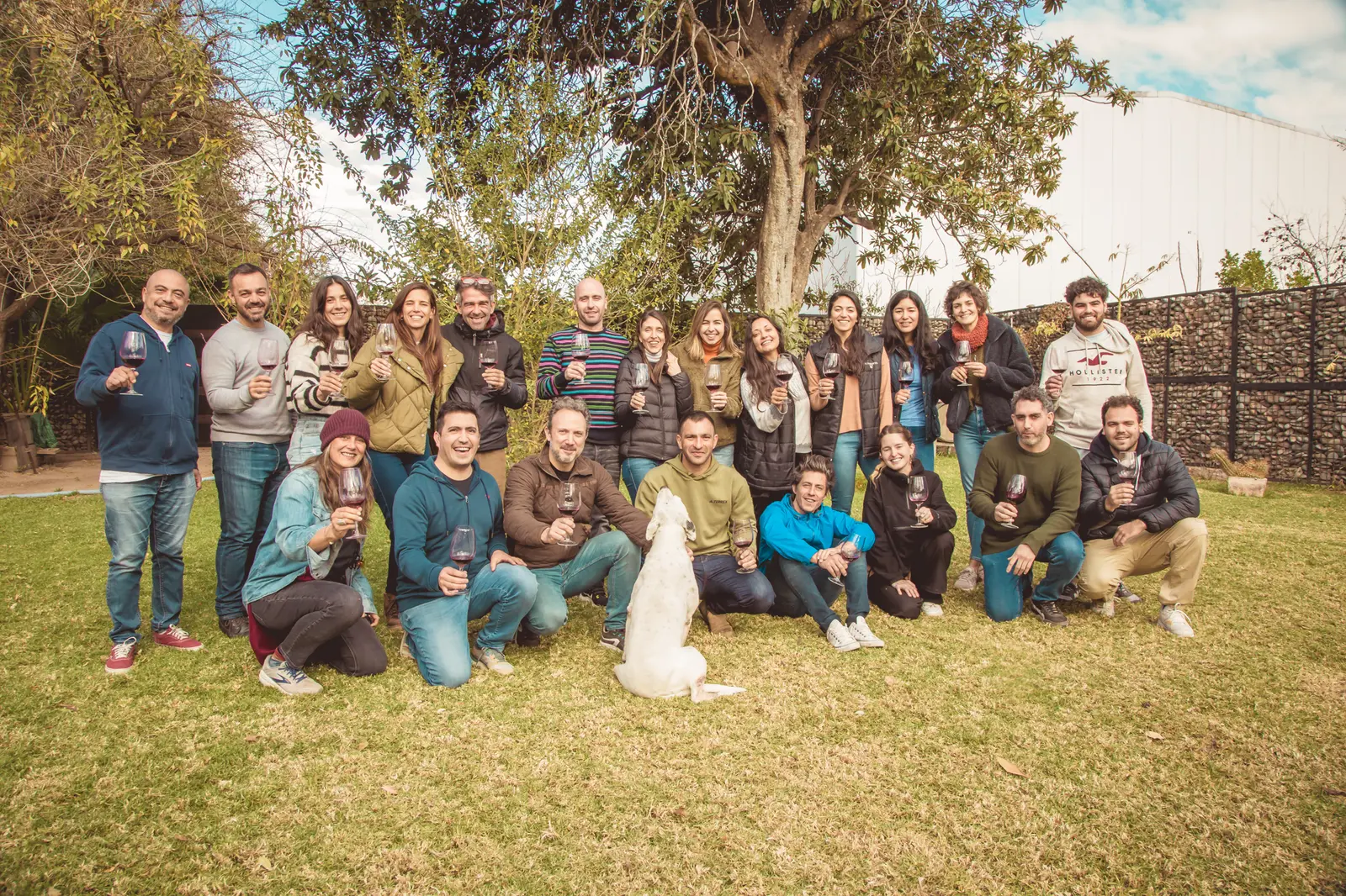 Integrantes de Vinodinámicos brindando en una finca