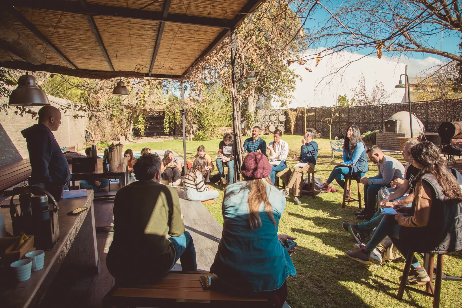 Productores de Vinodinámicos reunidos en una charla al aire libre
